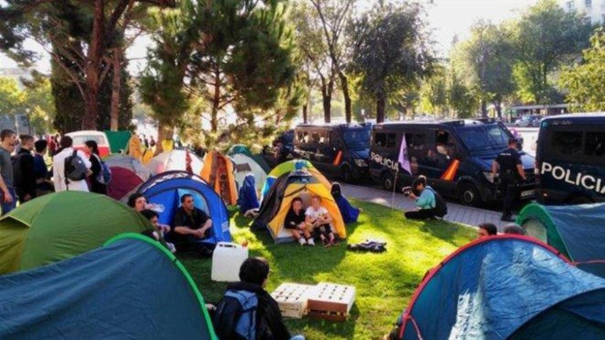 La Policía traslada a 33 activistas por el clima que han ocupado un puente en Madrid