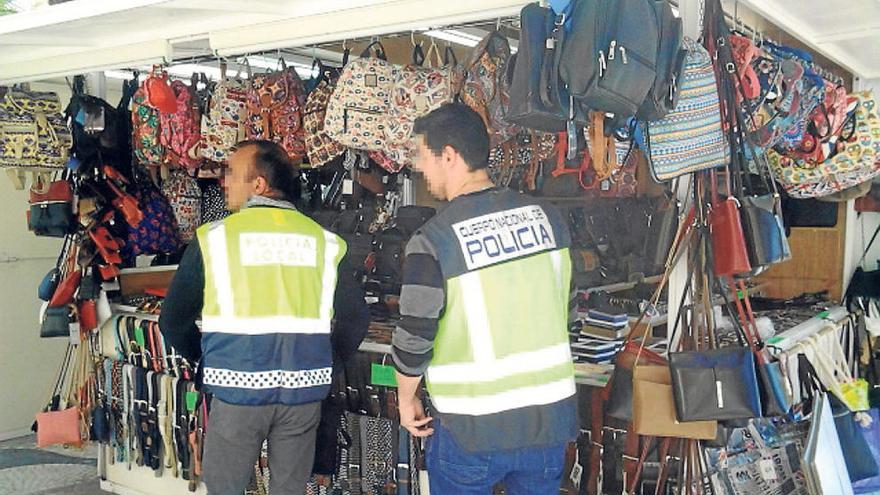 Cuatro arrestados y 63.000 artículos falsificados de marroquinería intervenidos en Alicante y Benidorm