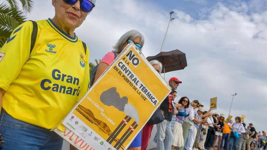 Una cadena humana de 300 personas para protestar contra la construcción de la central térmica en el Puerto de la Luz
