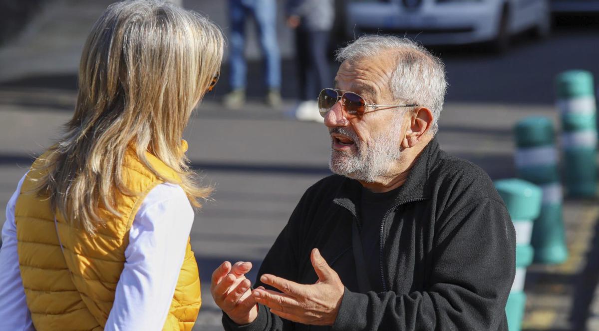 Juan Antonio Martín, de 80 años, no está por la labor de abandonar el complejo de mayores de Las Manchas.
