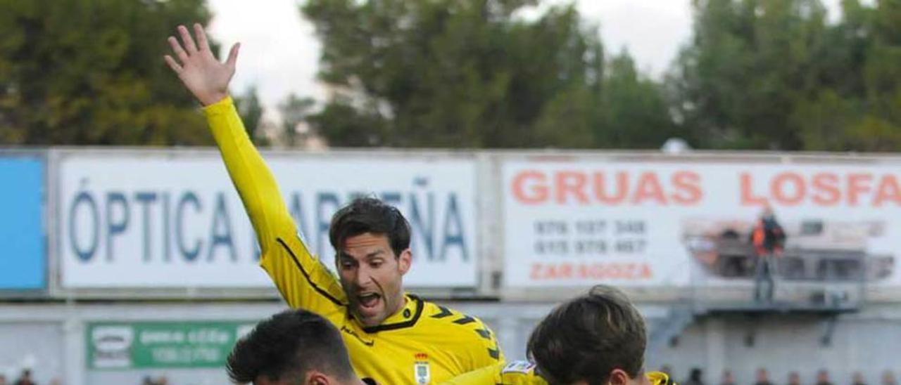 Erice y David Fernández presionan al delantero del Huesca Fernández.