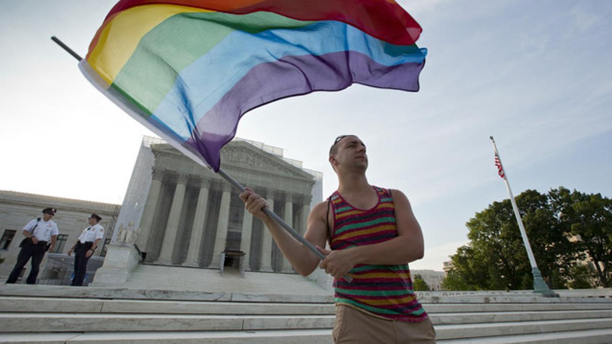 Un manifestante ondea una bandera gay a las puertas del Supremo estadounidense, este miércoles, tras conocerse la derogación de la ley.