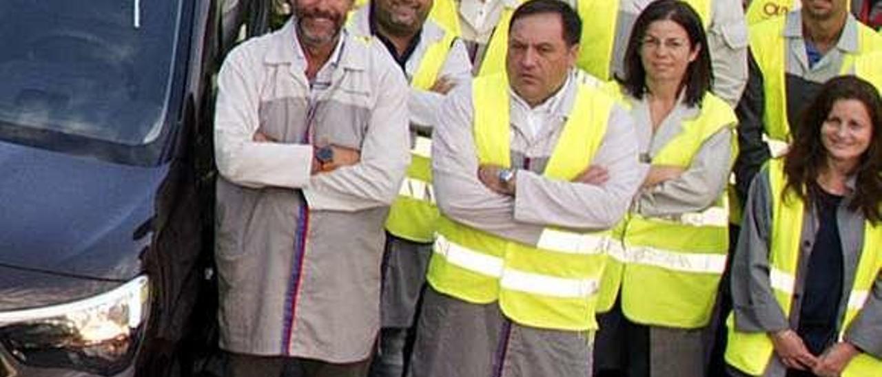 Faustino Mosteiro (izquierda, sin chaleco), con Óscar Fernández Besteiro (2i.), en la foto de familia conmemorativa del proyecto K9.