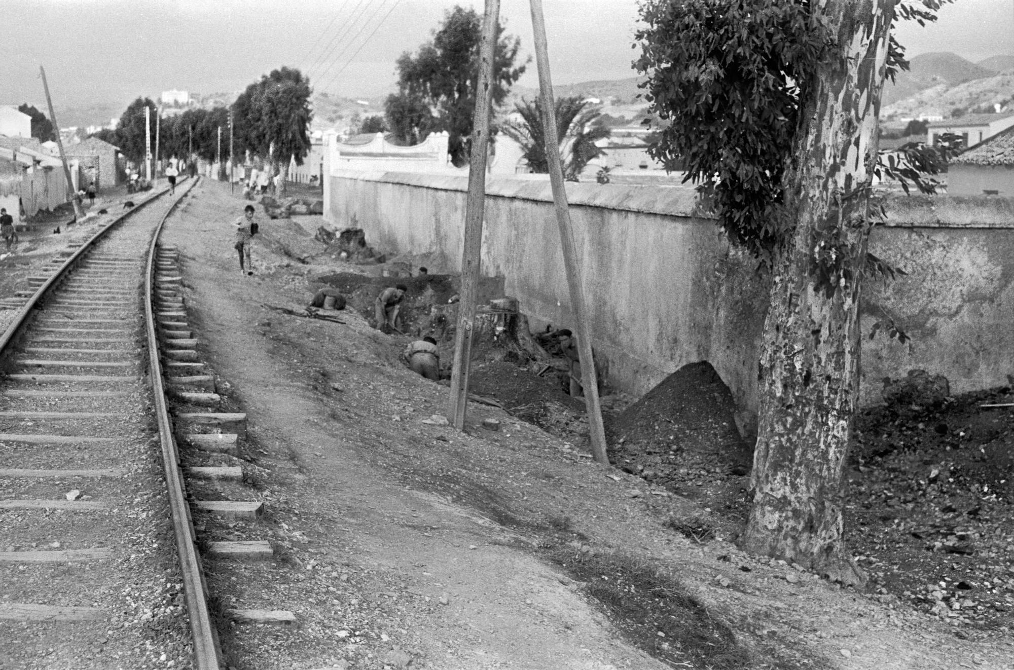 Las vías del tren de La Cochinita, a la altura del cementerio del barrio de El Palo en 1959