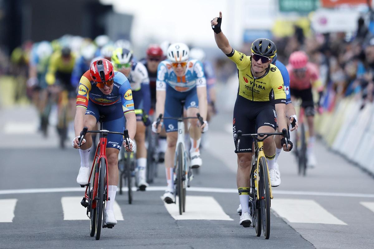 Olav Kooij estrena el maillot amarillo de la París Niza.