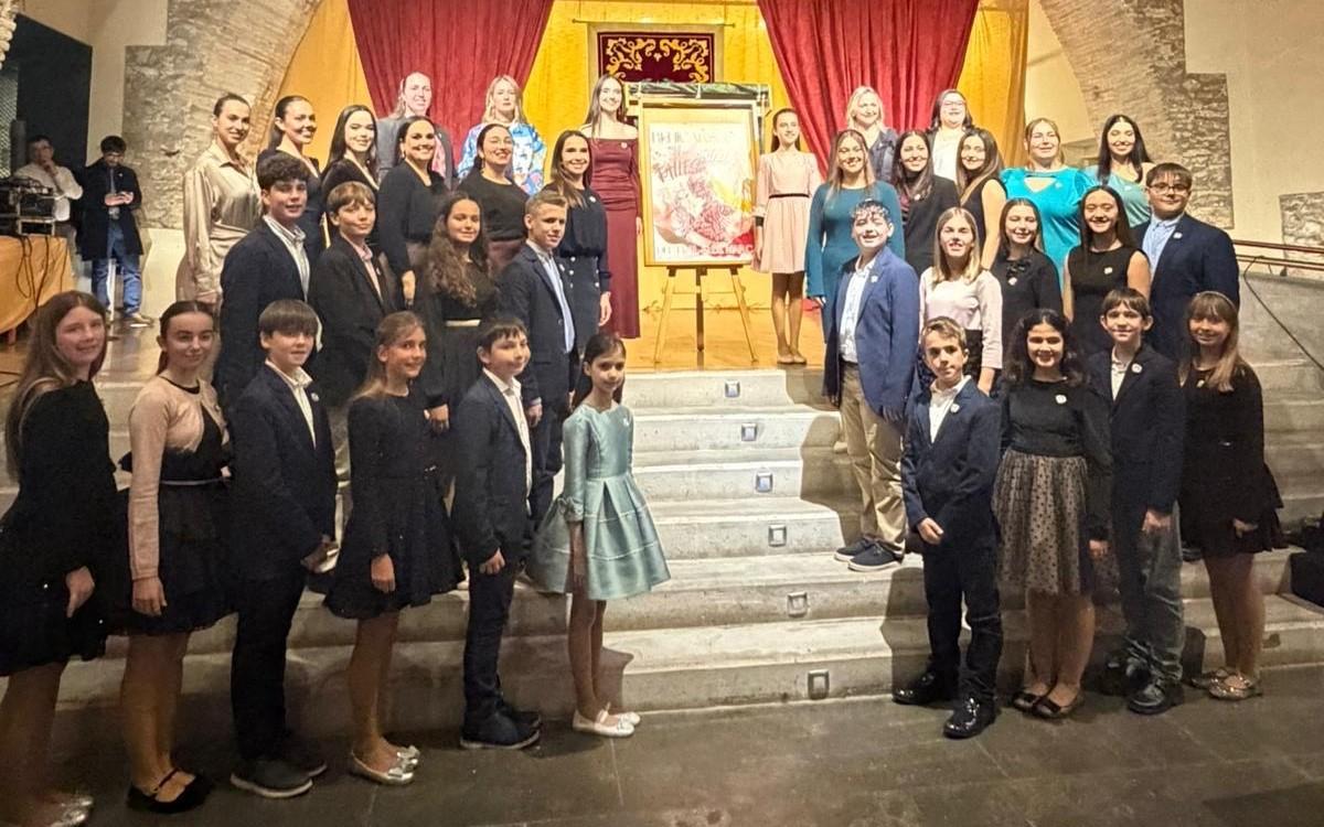 Representantes de las comisiones falleras durante la presentación de las Fallas 2026.