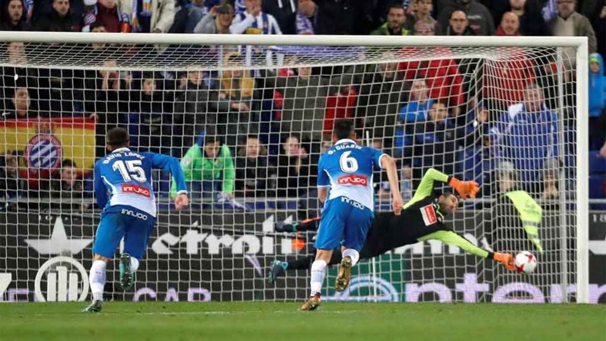 Momento en el que Diego López detuvo el penalti a Leo Messi durante el RCD Espanyol-FC Barcelona de Copa del Rey