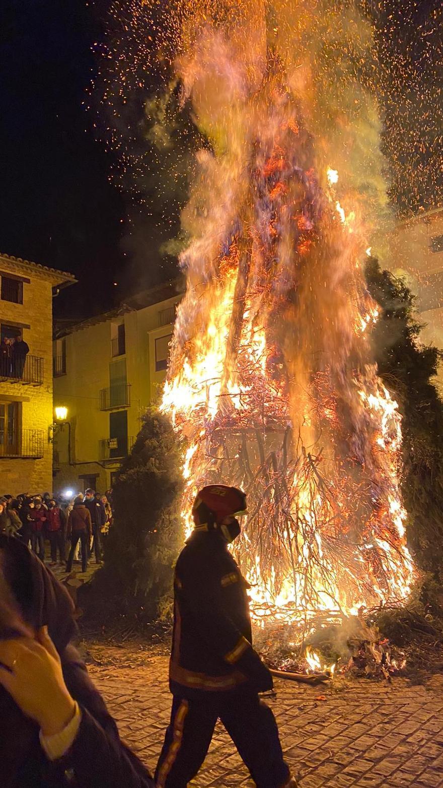 Las mejores imágenes del regreso de la 'santantonà' a Forcall tras dos años