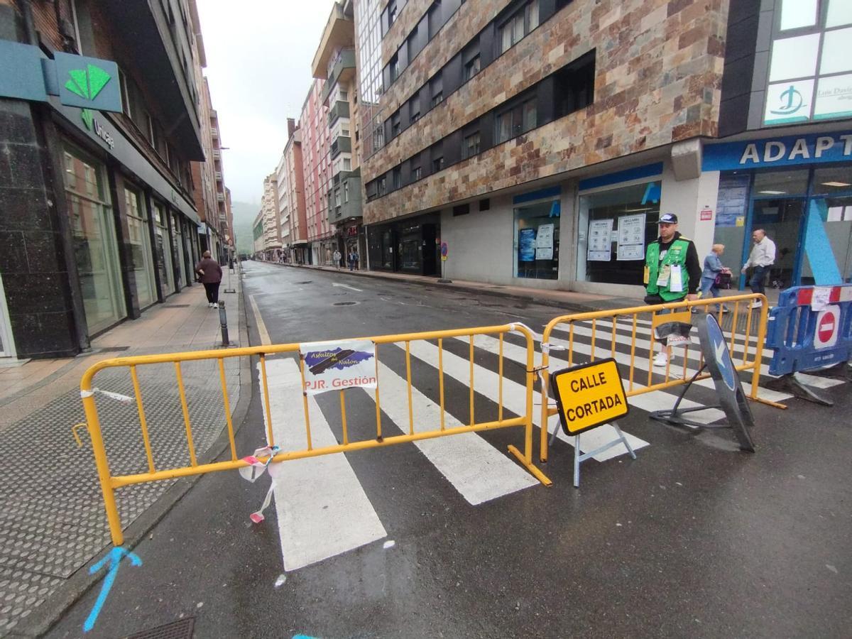 La calle Norte, en La Felguera, cerrada al tráfico por obras