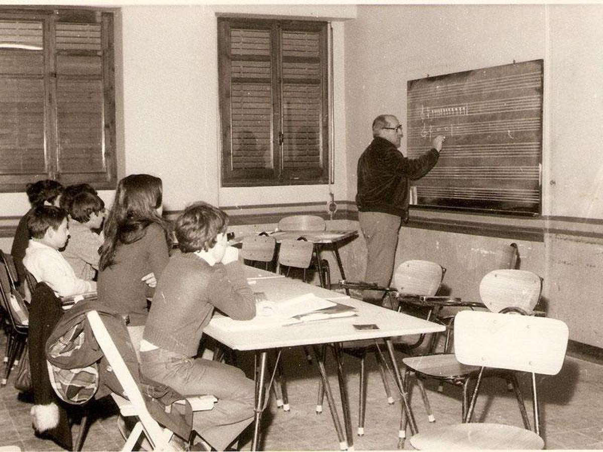 El "Mestre Ferero", impartiendo clase en el conservatorio (1997).