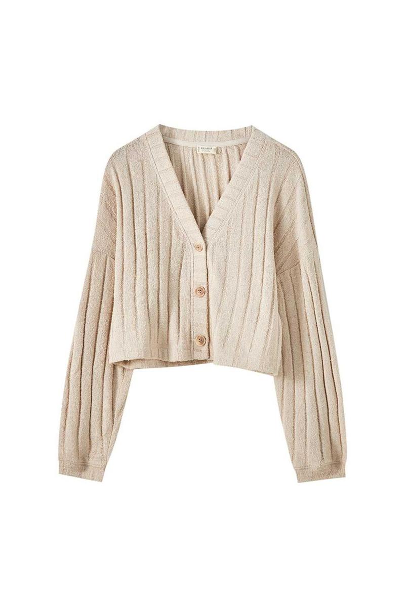 Chaqueta de punto crudo de la colección Intimates de Pull&amp;Bear. (Precio: 22,99 euros)