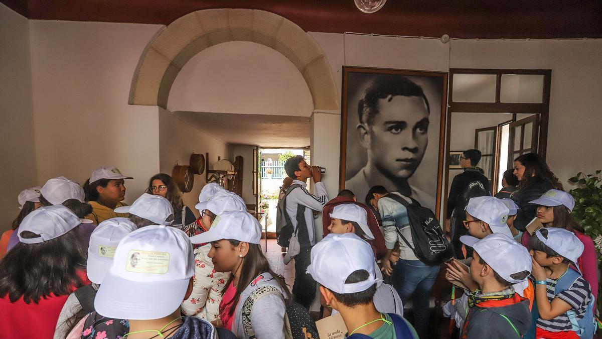 Foto: escolares en la casa museo del poeta durante una edición de la Senda / Vídeo: así fue el inicio de la Senda del Poeta en Orihuela el año pasado