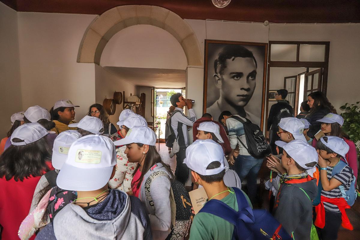 Escolares en la casa museo del poeta durante una edición de la Senda