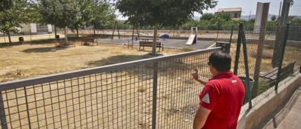 Las vallas impiden el acceso a la zona de juegos del parque infantil inaugurado en 2011.