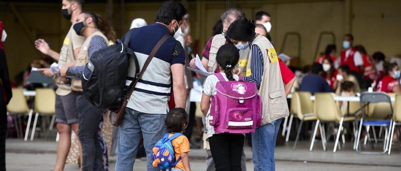 Varios refugiados afganos llegando a la base aérea de Torrejón de Ardoz