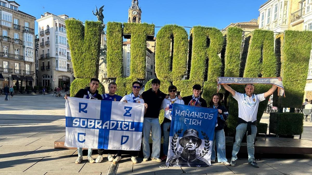 Un grupo de aficionados del Real Zaragoza, en el viaje de esta temporada a Vitoria.