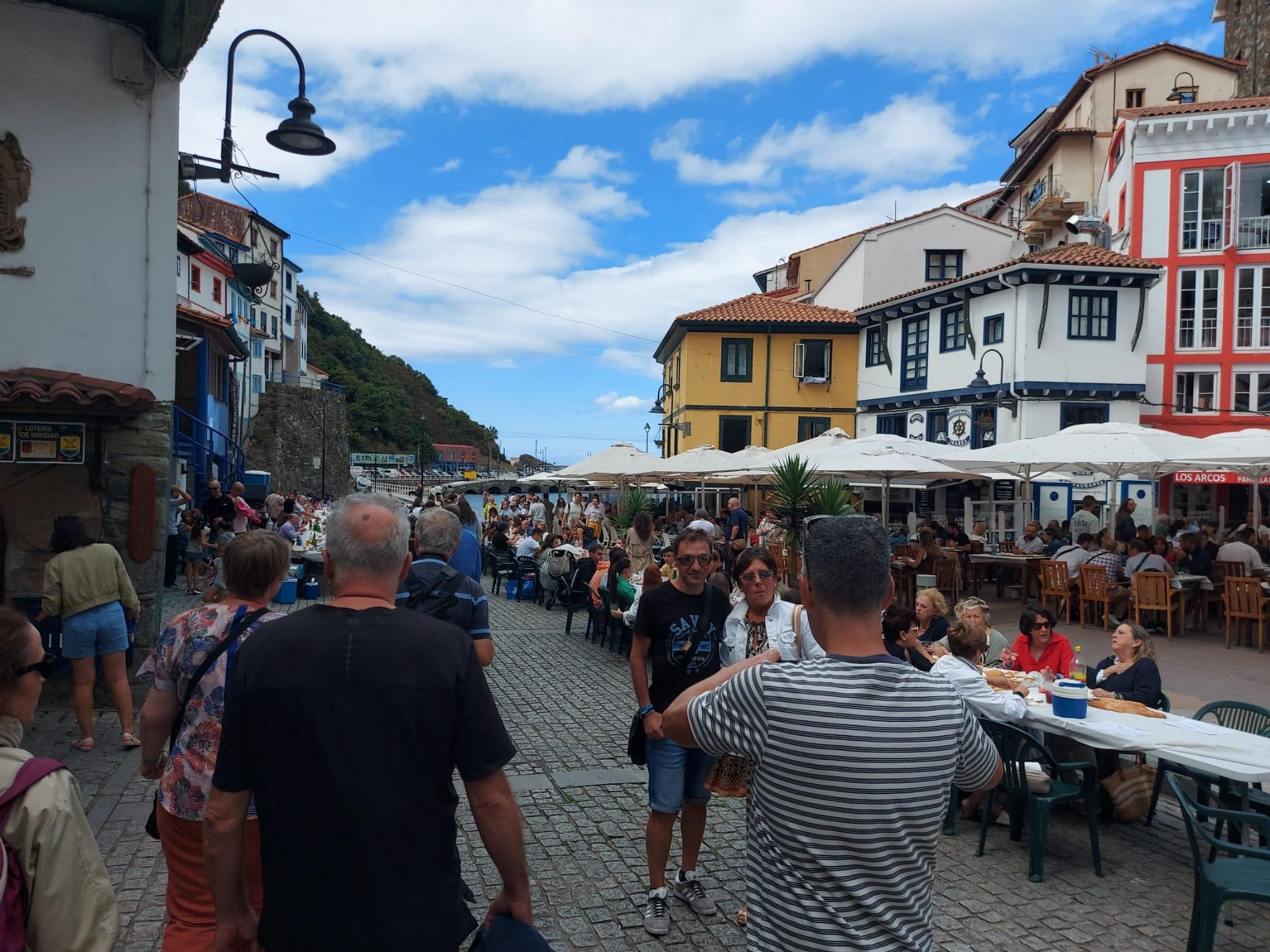En imágenes: En imágenes: Más de 1.200 personas participan en la tercera comida en la calle de Cudillero