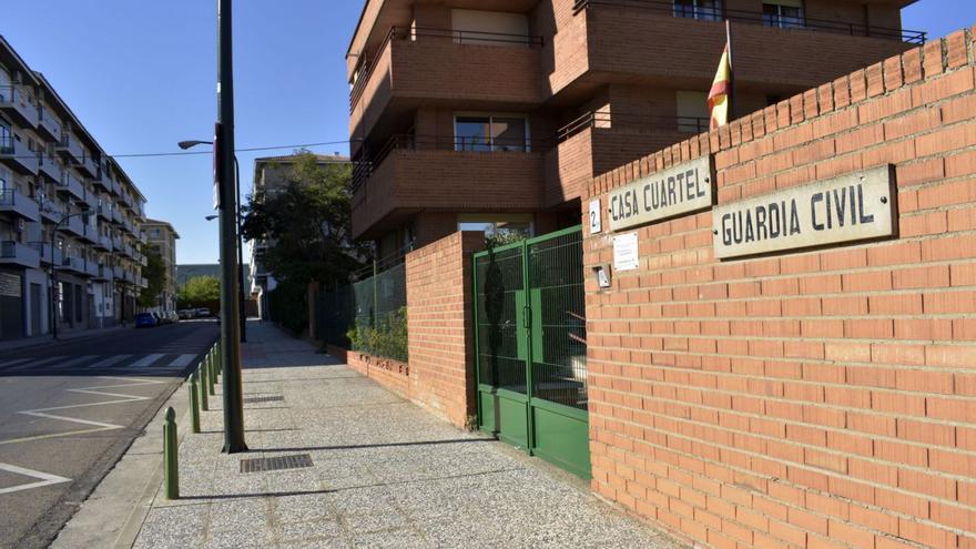 El detenido cogió del cuello a un guardia civil y le pegó dos patadas tras salir en auxilio desde el Cuartel de Casablanca. | EL PERIÓDICO