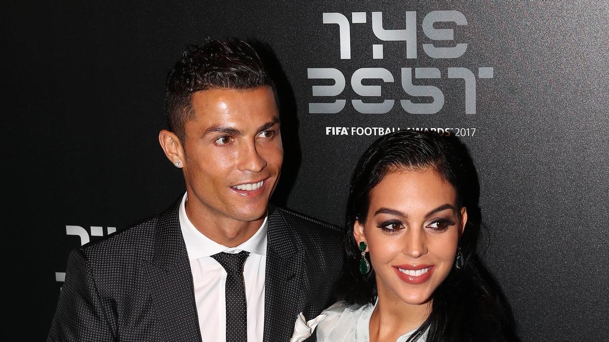 Cristiano Ronaldo con Georgina Rodríguez y su hijo mayor en The Best FIFA Football Awards