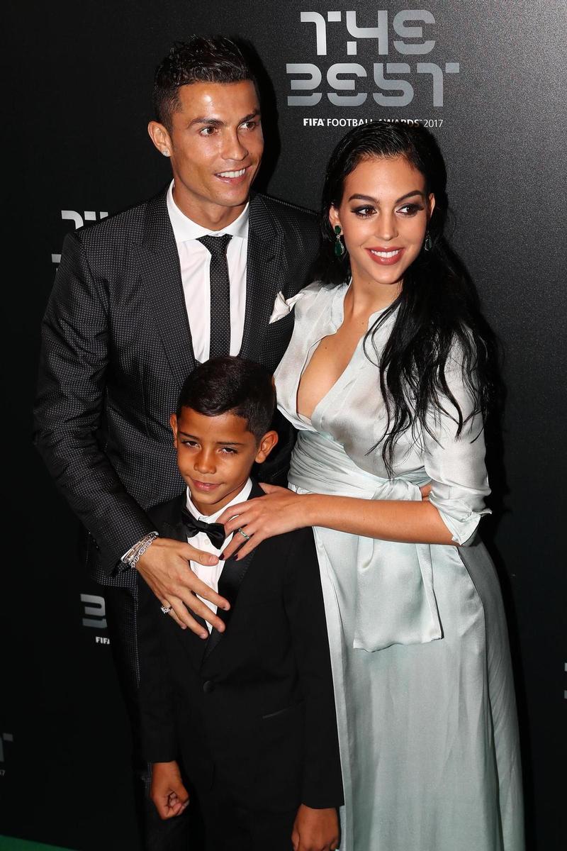 Cristiano Ronaldo con Georgina Rodríguez y su hijo mayor en The Best FIFA Football Awards