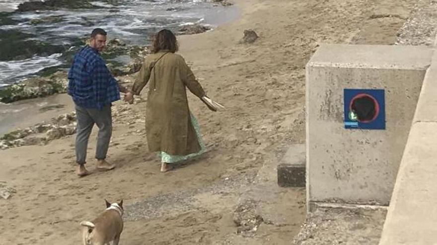 Sabotaje a los carteles que prohíben pasear a los perros por la playa del Passeig del Molinar