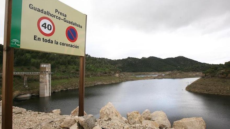 Imagen de uno de los embalses del Guadalhorce donde la Junta de Andalucía ha ordenado el cierre a actividades náuticas.