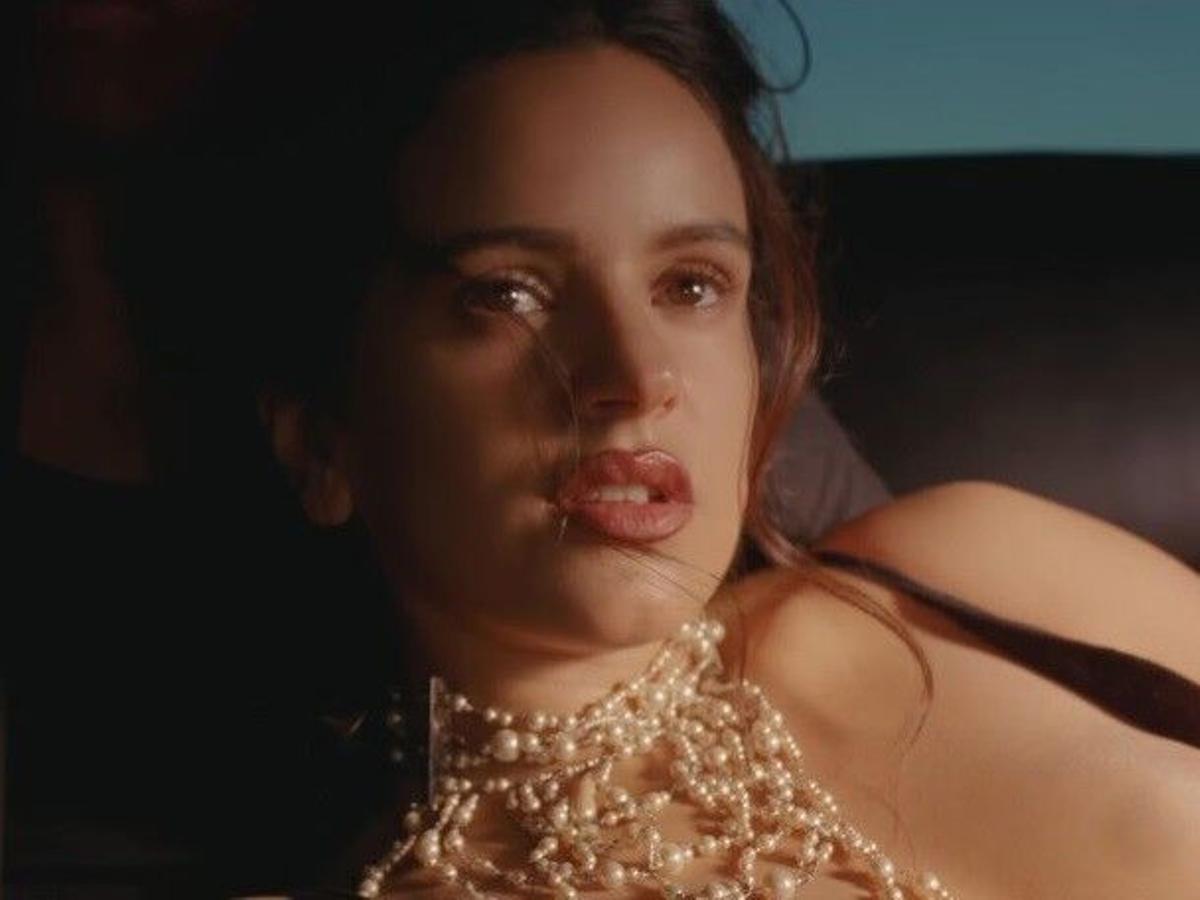 Rosalía, en un fotograma del videoclip de su tema 'Sauvignon Blanc'.