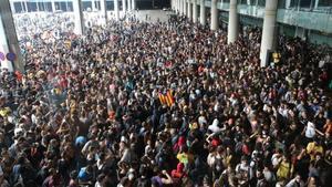 Miles de manifestantes, en el aeropuerto de El Prat.