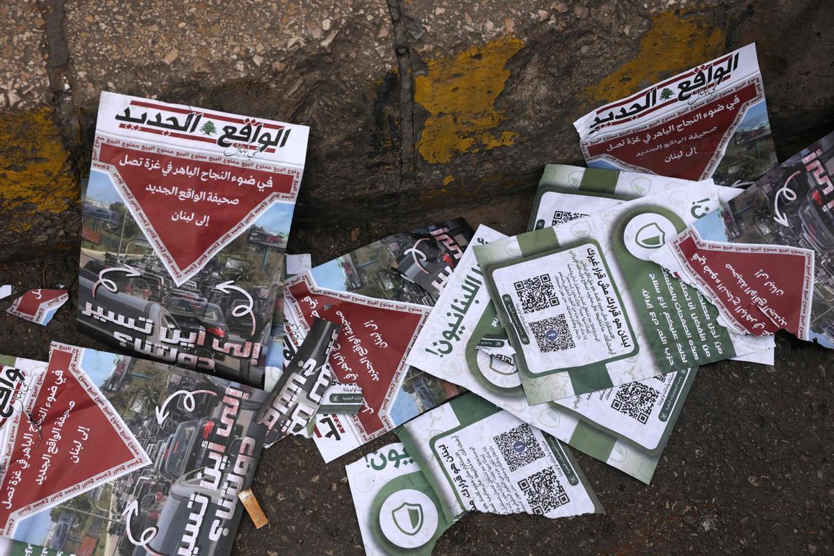 Panfletos lanzados por el Ejército israelí en Beirut, este viernes.