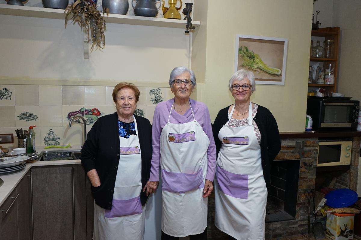 Les cuineres Llúcia López Triguero, Rosa Valls Torrent i Maria Solà Julià, del col·lectiu La Cuina a Sils.