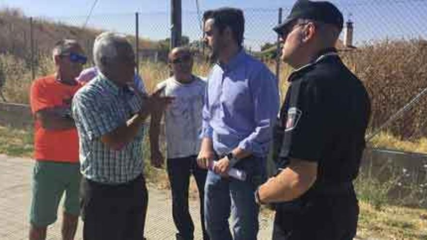 Artemio Pérez, junto al concejal Antidio Fagúndez y el jefe de la Policía Municipal en funciones, José Alfonso Pérez Vaquero.