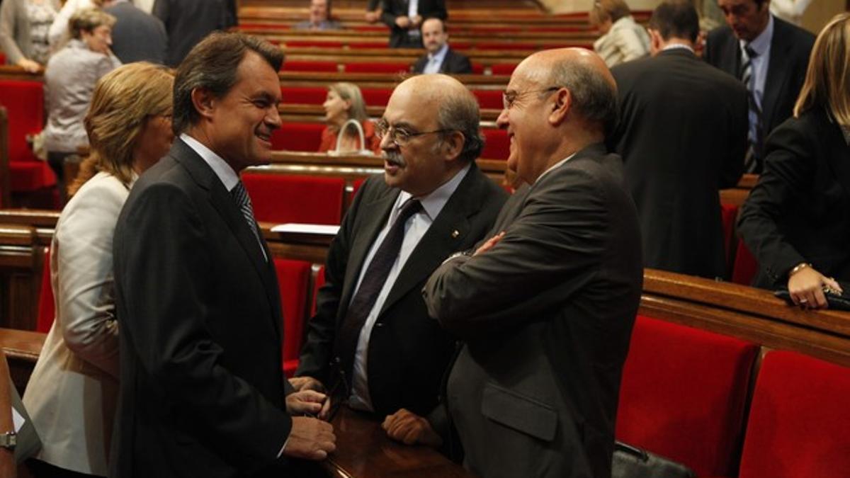 De izquierda a derecha, Artur Mas, Andreu Mas-Colell y Boi Ruiz, este miércoles, en el Parlament.