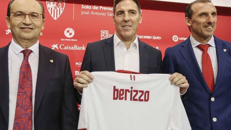 Eduardo Berizzo, flanqueado por José Castro y por Óscar Arias, presidente y director deportivo, respectivamente, del Sevilla. // José Manuel Vidal