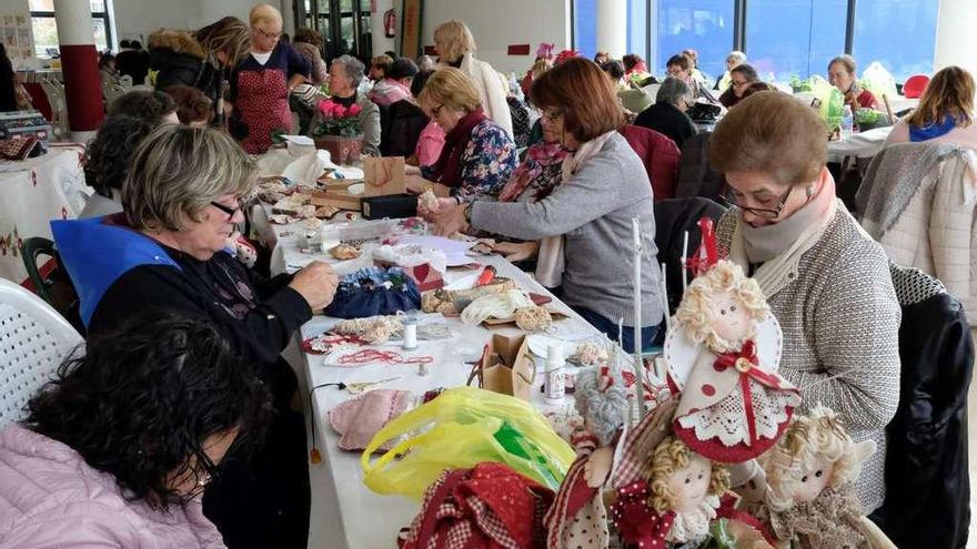 Varias de las participantes en la feria de manualidades de Mieres, ayer, en plena faena.