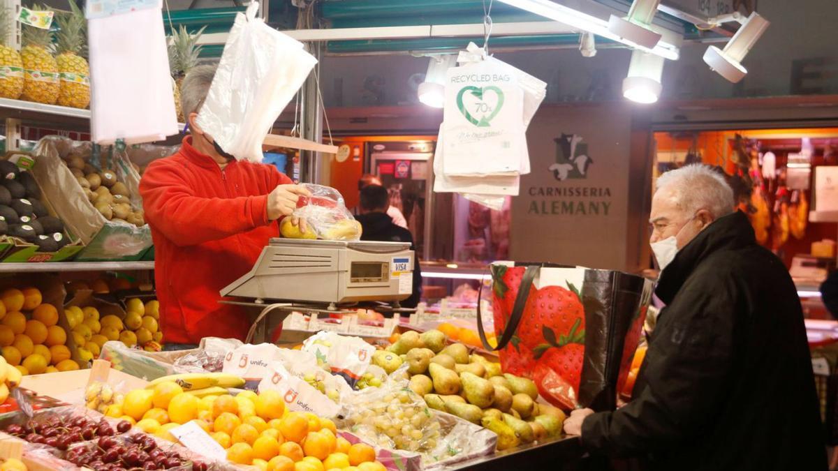 Una parada d’un mercat en una imatge d’arxiu.  | RICARD CUGAT