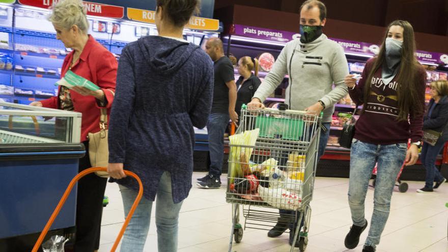 Una pareja realiza la compra en un supermercado de Alicante