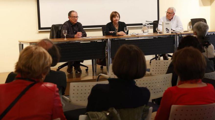 Gonzalo Barrena, la alcadesa Mariví Monteserín y Francisco Lago. | MIKI LÓPEZ