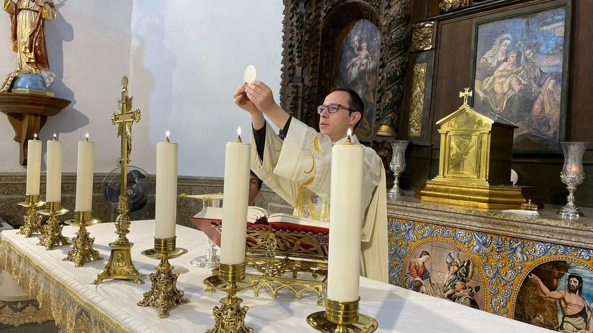 El joven durante una celebración religiosa. Trabajaba en Iberia y ahora es cura rural.