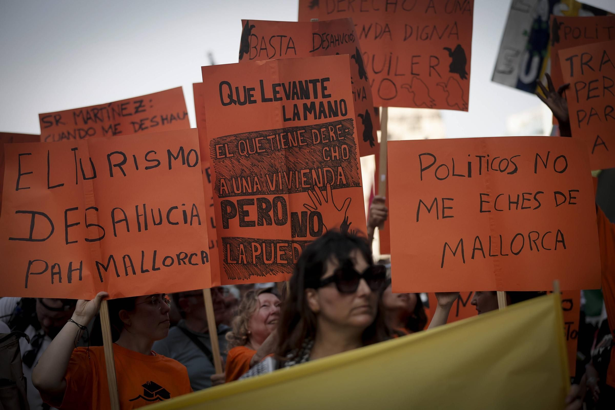 Las mejores pancartas y las imágenes de la manifestación contra la saturación turística en Mallorca