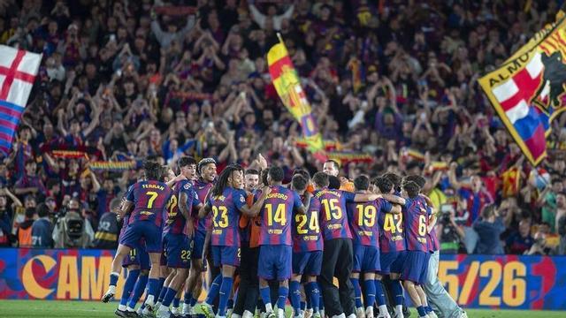 Els jugadors del Barça s’abracen per celebrar la consecució del títol de lliga al finalitzar el clàssic entre el FC Barcelona i el Reial Madrid al Camp Nou.