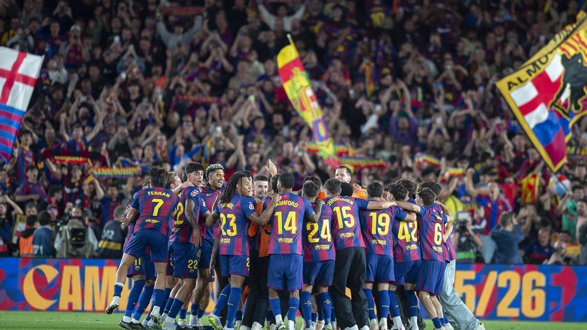 Los jugadores del Barça se abrazan para celebrar la consecución del título de liga al finalizar el ‘clásico’ entre el FC Barcelona y el Real Madrid en el Camp Nou.