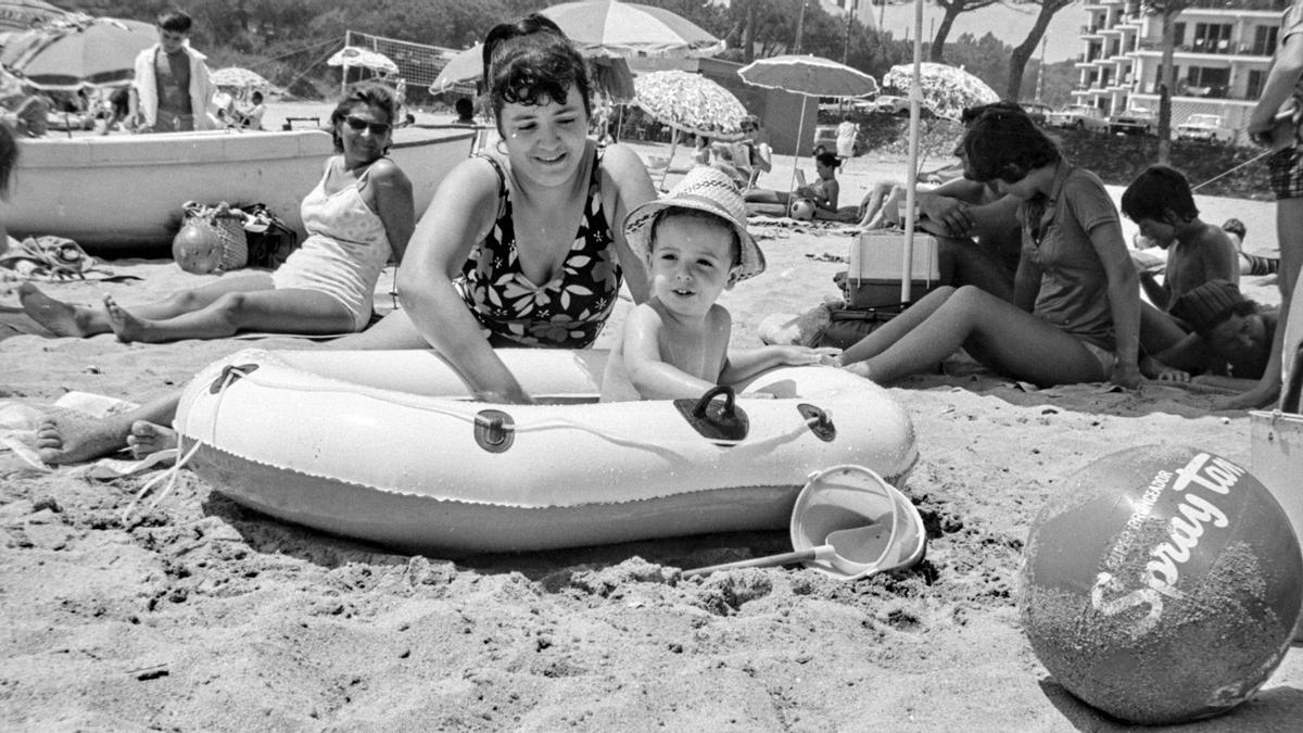 Bañistas en la playa de la Fosca de Palamós, en 1970.