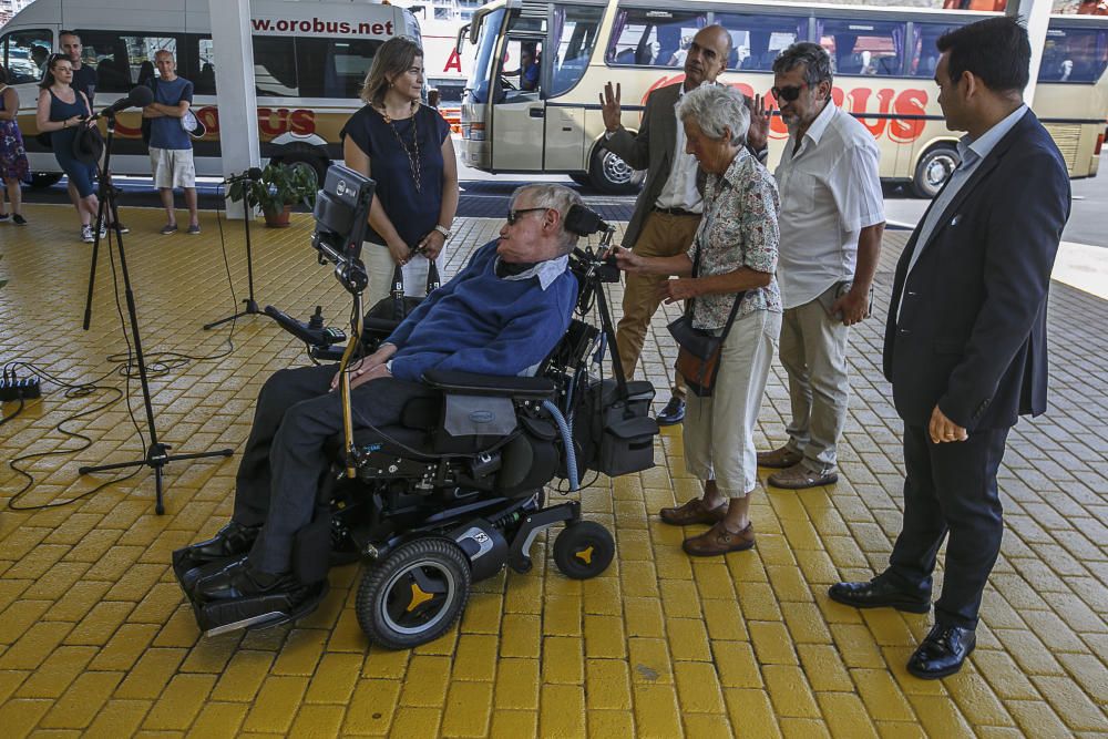 12/06/2016 CULTURA CIENCIA Llegada del físico Stephen Hawking al muelle de santa cruz en el crucero Britannia y  recibo por representantes del cabildo  puertos de tenerife y cámara de comercio para pasar un descanso en la isla y participar en el homenaje de STARMUS