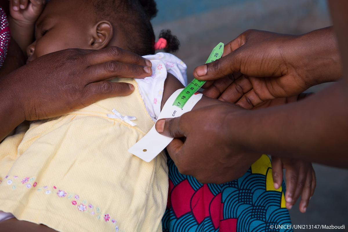 Reconocimiento a una bebé en Guinea.
