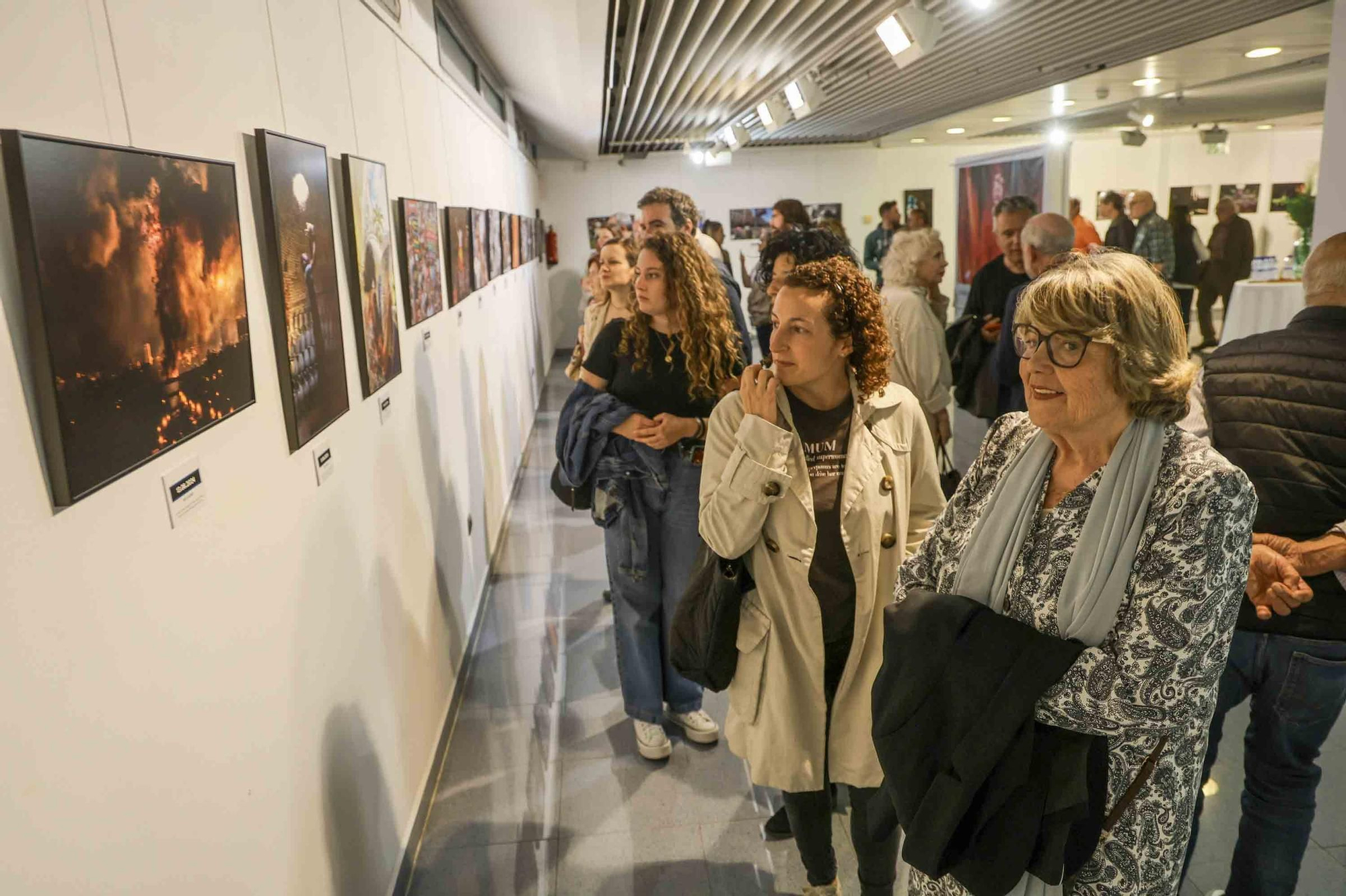 lleno total en la inauguración de INFotoperiodistas 2024,. un año de fotografía de prensa en Alicante