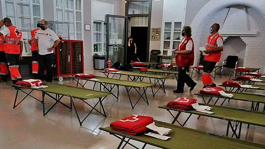 Personal de Creu Roja preparant-se per atendre evacuats | ARXIU PARTICULAR