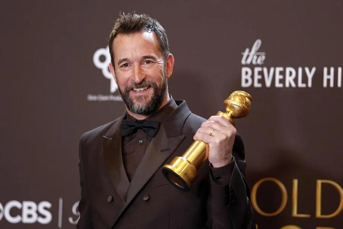 Noah Wyle con el premio a Mejor Actor de serie dramática por su papel en 'The Pitt'.