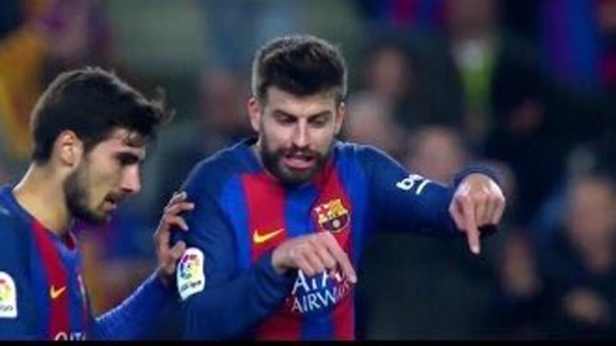 Piqué, corrigiendo a André Gomes durante el partido ante el Atlético