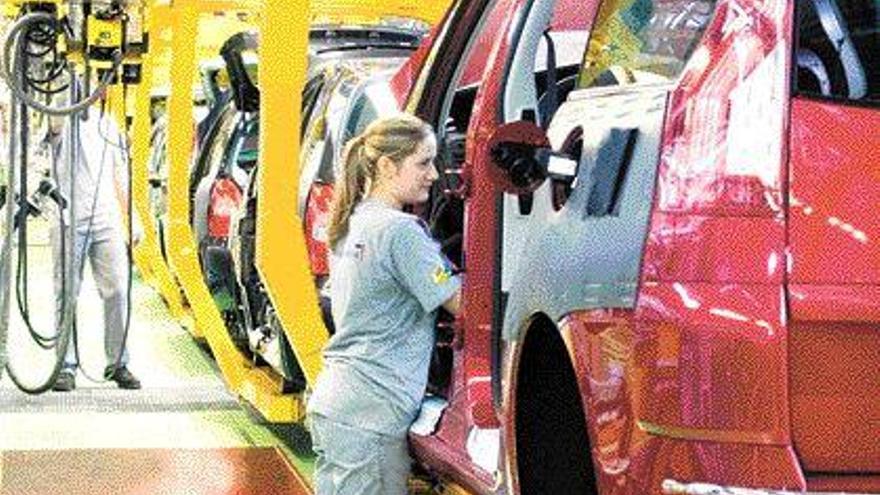 Trabajadores en plena actividad en una línea de montaje de Citroën.