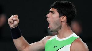 Alcaraz celebrando ante Djokovic